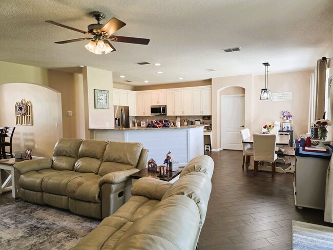 Building Photo - Large Home On Cul-De-Sac!