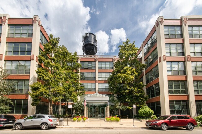 Building Photo - 1800 W Roscoe St