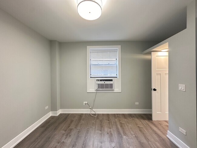 Building Photo - 510 W Belmont Ave