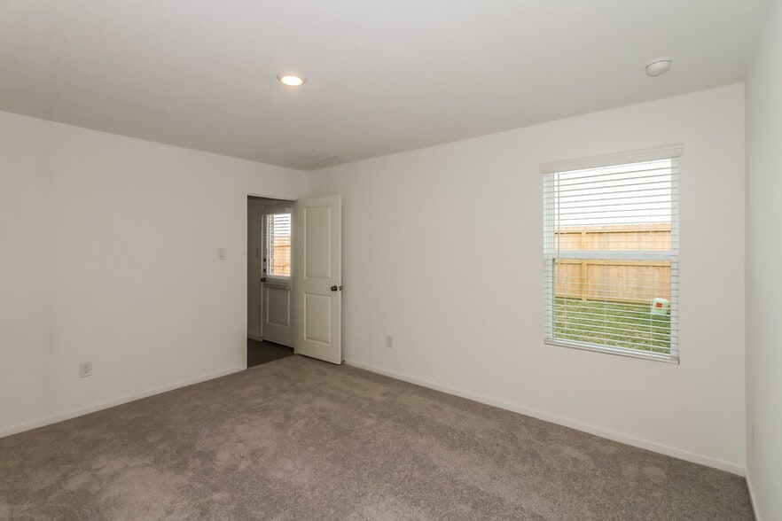 Building Photo - 16722 Old Wagon Wy