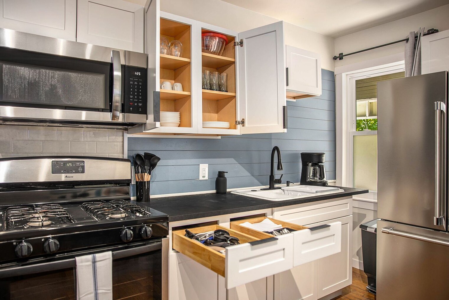 Building Photo - 37 Gold Ave NW