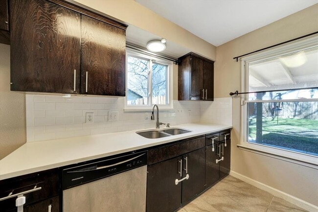 Building Photo - 1467 S Meadows Dr