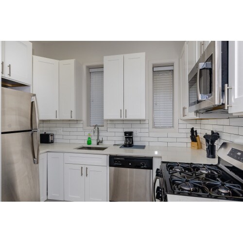 Building Photo - Gorgeous 2 bed/1 bath Recent Rehab!