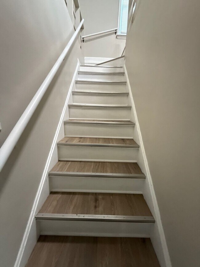 Building Photo - Renovated 3-Bedroom Home – We Welcome Sect...