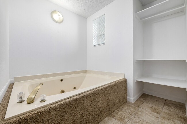 Building Photo - Updated and Stylish 1BDR/1BTH in the Eleve...
