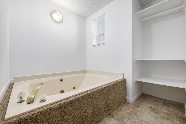 Building Photo - Updated and Stylish 1BDR/1BTH in the Eleven-One-Eleven Condominium Complex