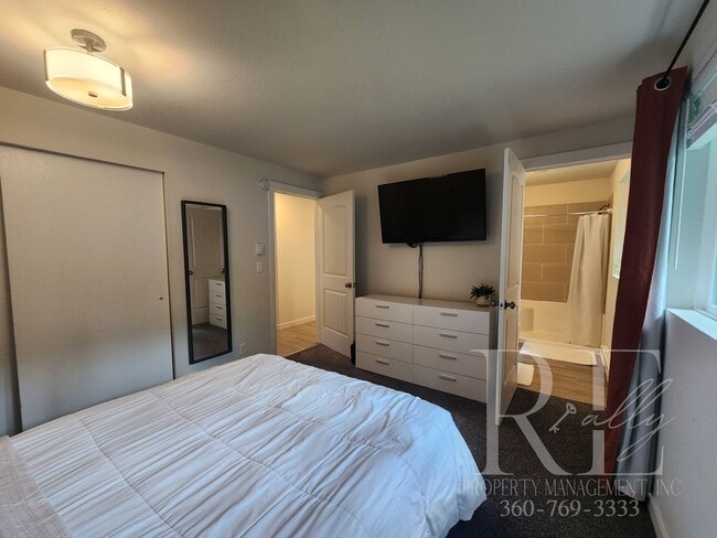 Building Photo - Rambler with Fantastic Covered Deck & Community Pool