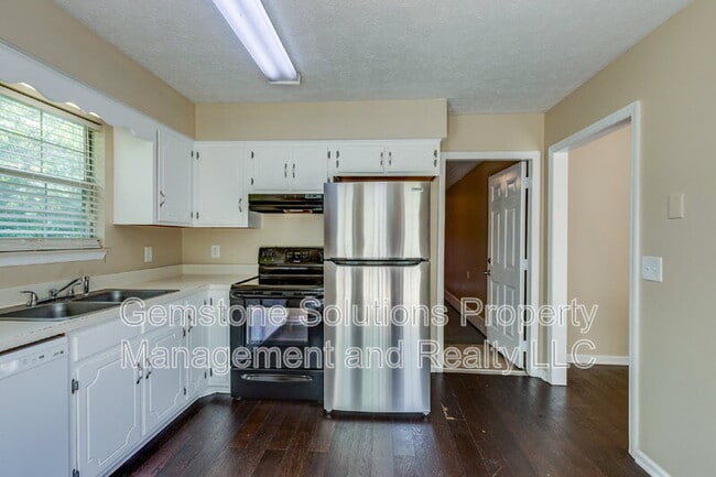 Building Photo - 1111 Cedarhill Ct
