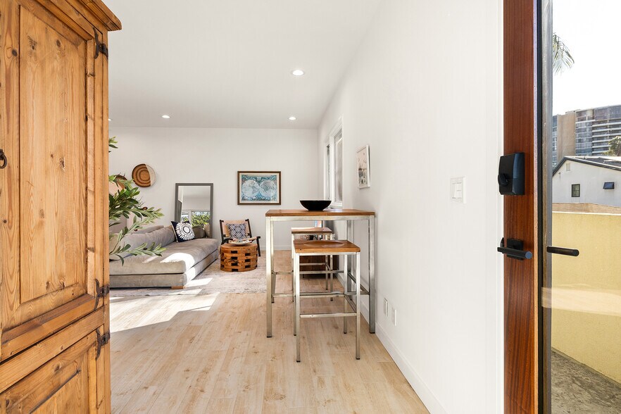 Building Photo - 831 Dickson St