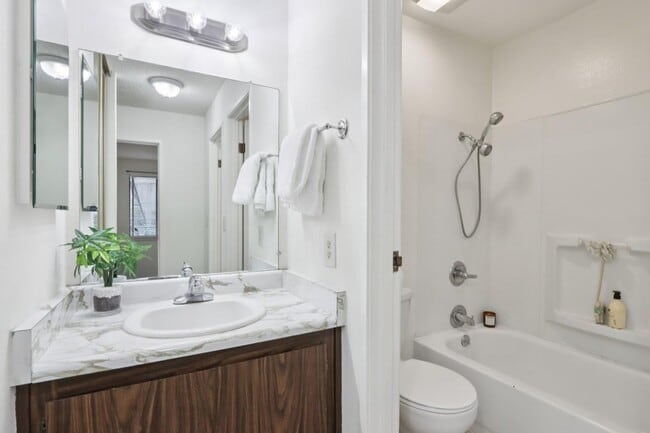 Building Photo - Great One Bedroom Condo Monterey