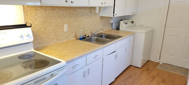 Building Photo - HOME LOCATED NEAR COLLEGE