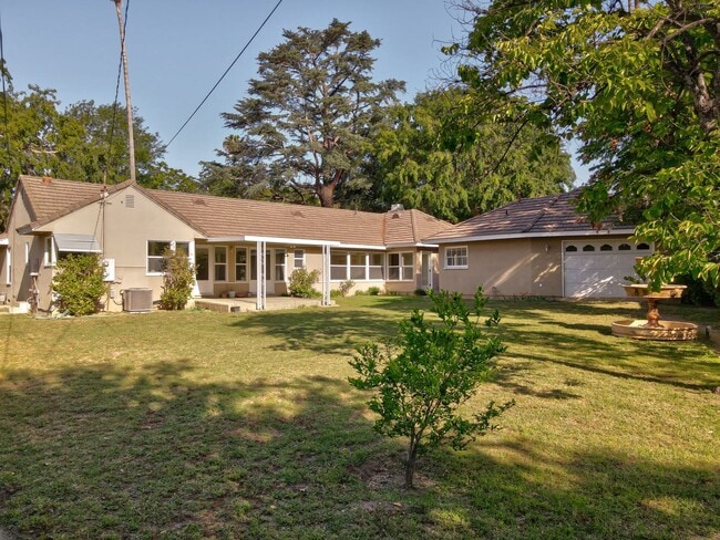 Building Photo - *** Gorgeous 4 bed 3 bath Single Family Ho...