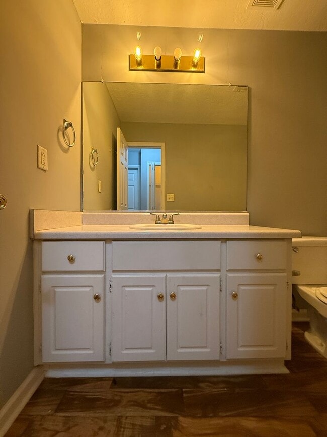 Building Photo - 3 bed, 2 bath home with back yard and one ...