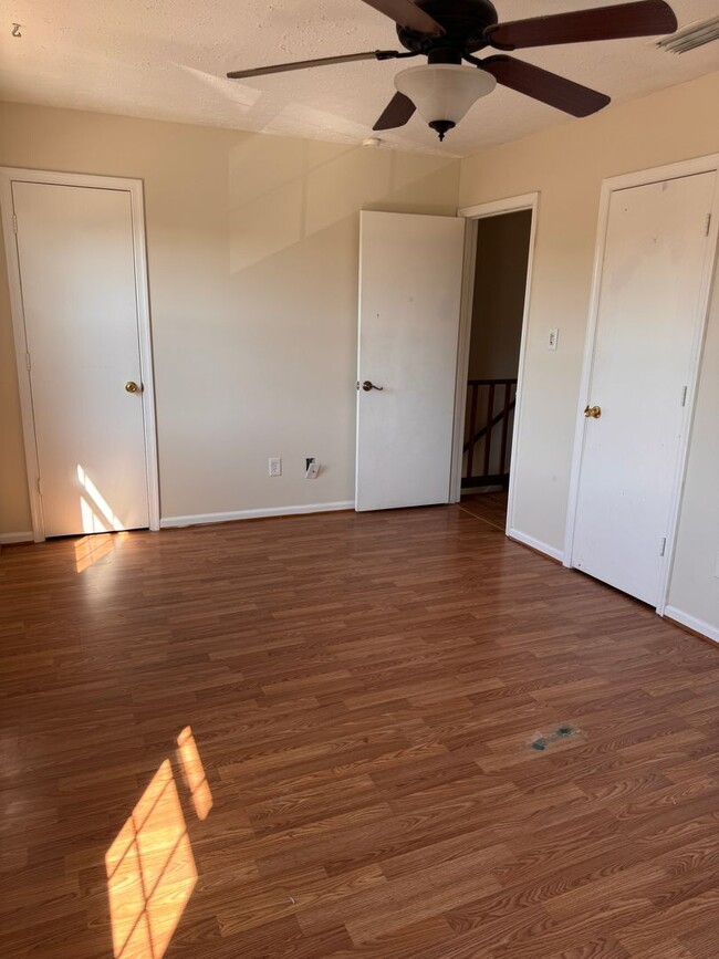 Building Photo - 3 Bedroom || 2.5 Bathroom Townhouse