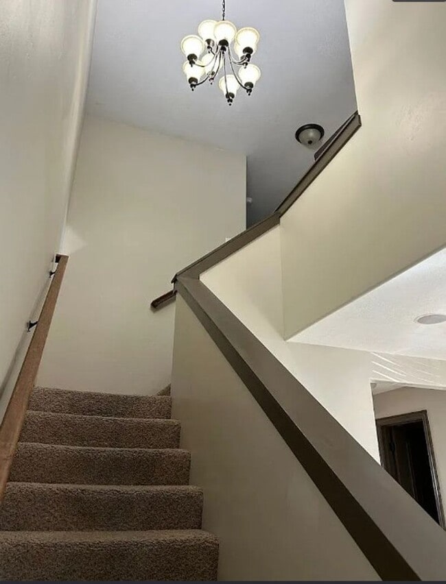 Building Photo - 3 bed 1.5 bath IMMACULATE END-UNIT Townhome in the Meadows