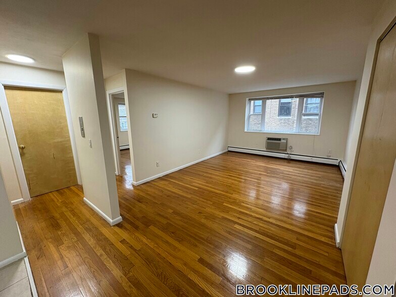 Building Photo - 110 Babcock St