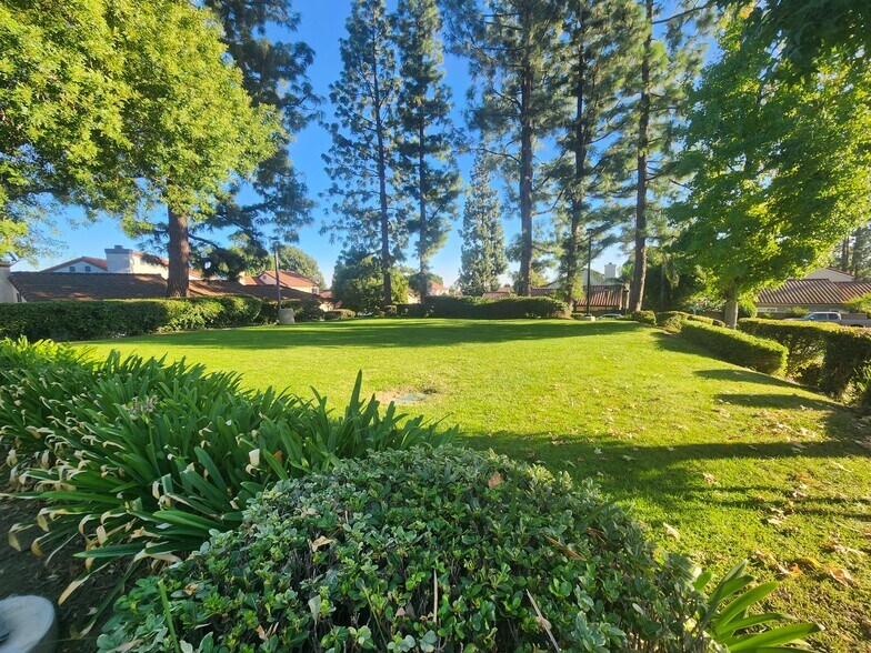 Building Photo - 9742 Willow Wood Dr