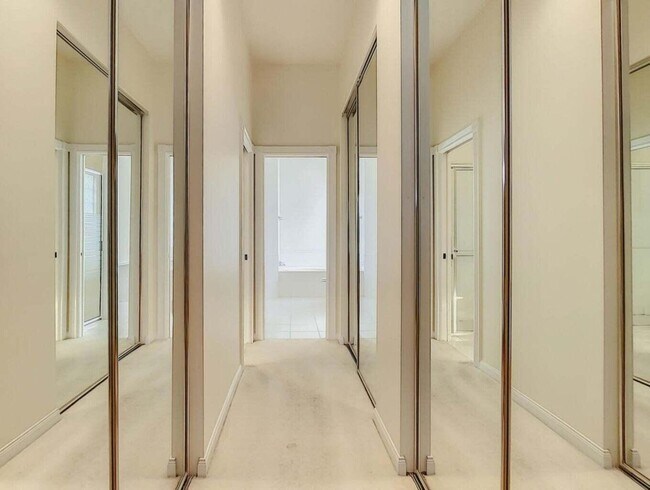 Building Photo - 8533 SE Palm Hammock Ln