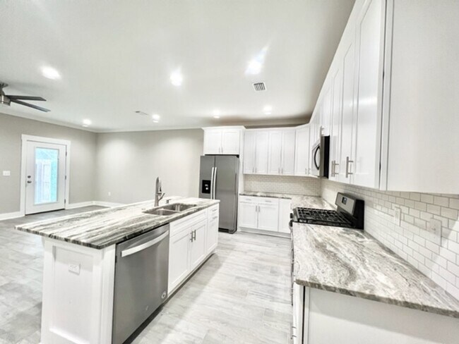 Building Photo - 9 Praiseworthy Dr