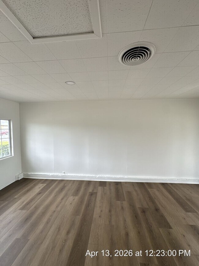 Building Photo - Dinuba Home! Available Now !