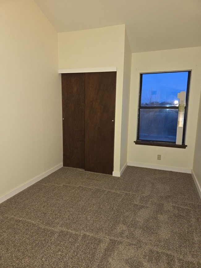 Building Photo - Spacious Townhome!