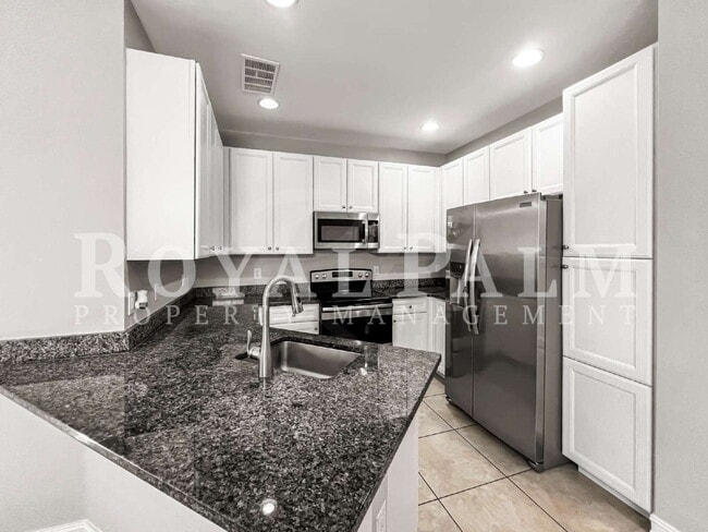 Building Photo - Big on Space, Smart on Layout — 3 bedroom 2.5 bath corner END UNIT pet-friendly townhouse!