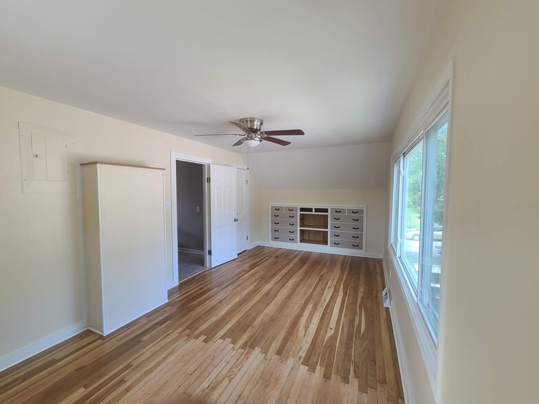 Master bedroom - 707 E Wood St