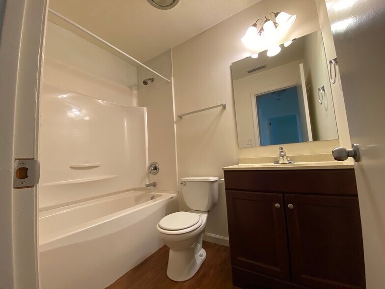 Full bathroom with tub/shower - 316 Cedar St
