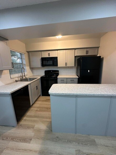 Building Photo - 965 SE Caravan Ave