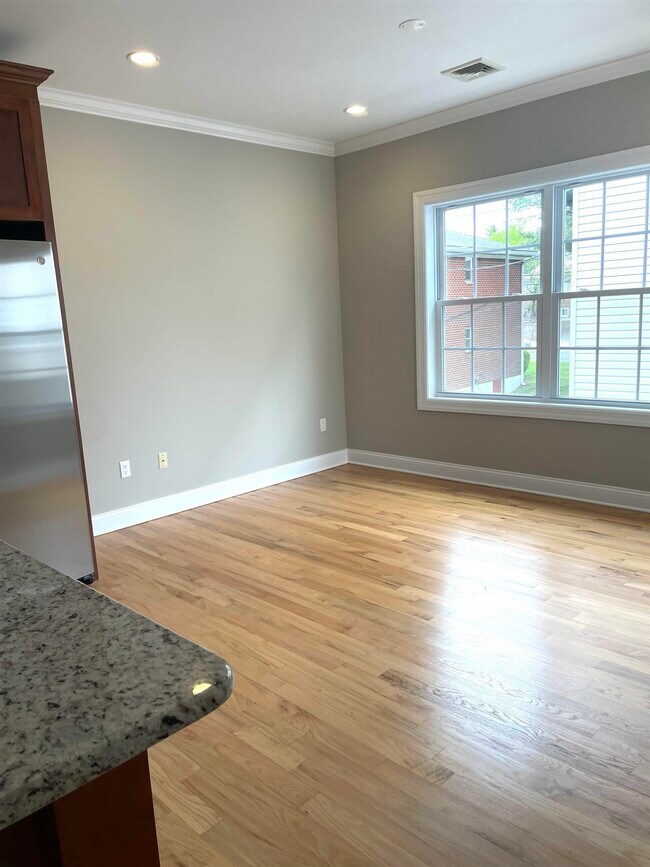 Building Photo - 734 County Ave