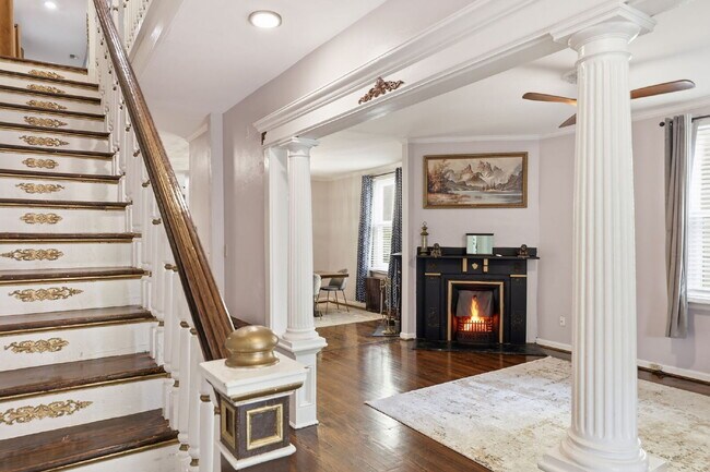 Building Photo - Live Steps from the Heart of Olde Towne