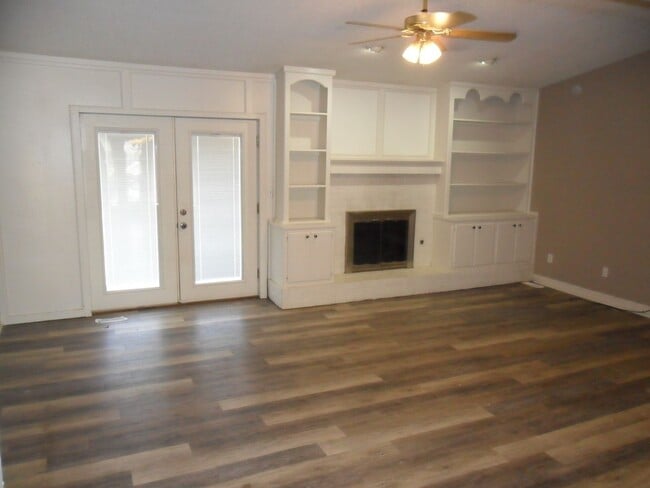 Building Photo - Great Home Close to Campus