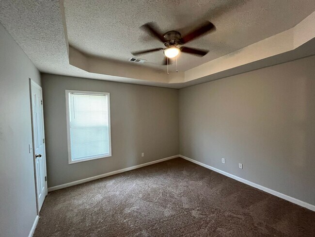 Building Photo - Off Hunter Rd! New Flooring and New Paint