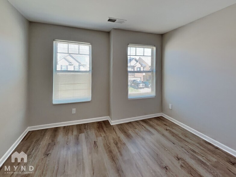 Building Photo - 3105 Hendrick Dr