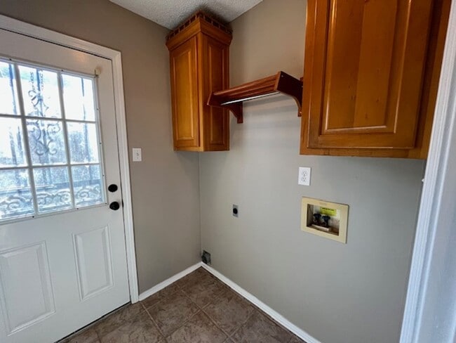 Building Photo - Renovated 2 Bedroom 2 Bath Home with 2 Car Garage!!