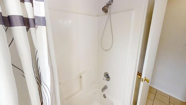 Building Photo - This spacious 4 bedroom, 2 bathroom home is waiting for you!