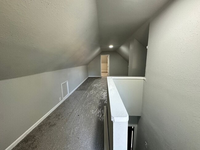 Building Photo - Three Bedroom Home in Battle Creek
