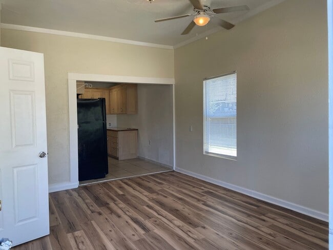 Building Photo - Newly Remodeled 2 Bedroom 1 Bath-Ready for you to move right in!!!