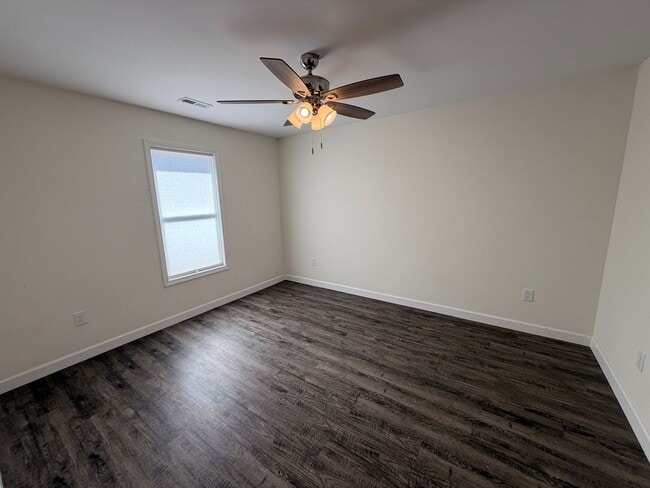 Building Photo - Available now! 2BR, 1BA Duplex in Super Convenient Location