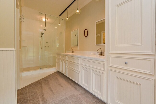 Building Photo - 1231 Creekford Cir