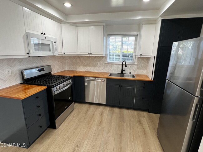 Building Photo - 2002 Calle La Sombra