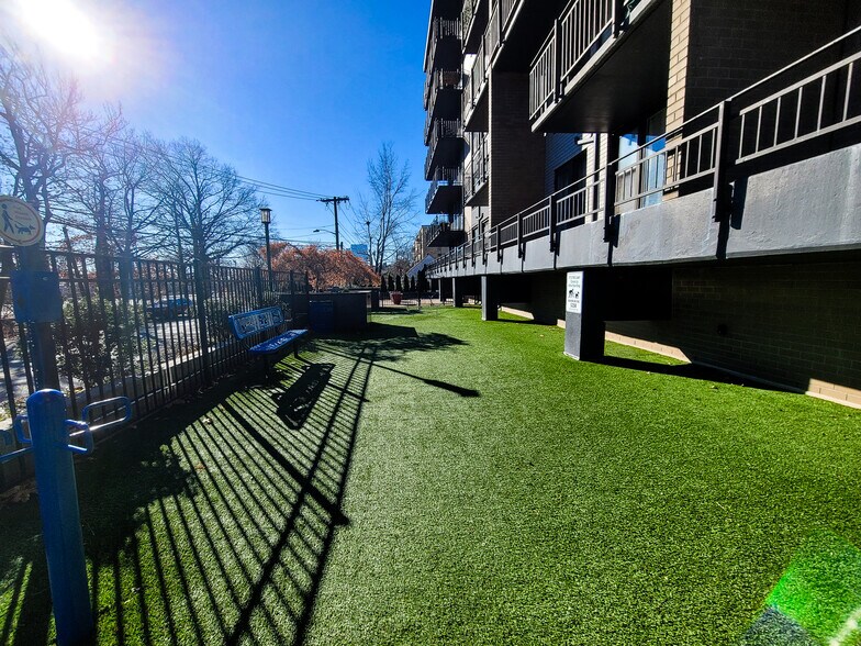 Building Photo - 2400 Hudson Terrace