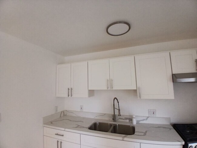 Building Photo - Beautiful newly renovated 1 bedroom apartm...