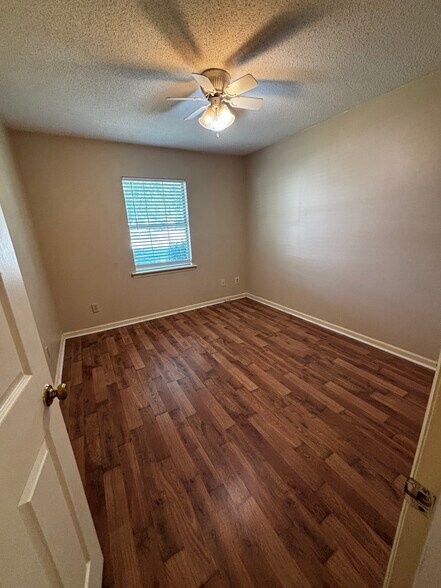 Third room - 2108 Hamilton Pl N