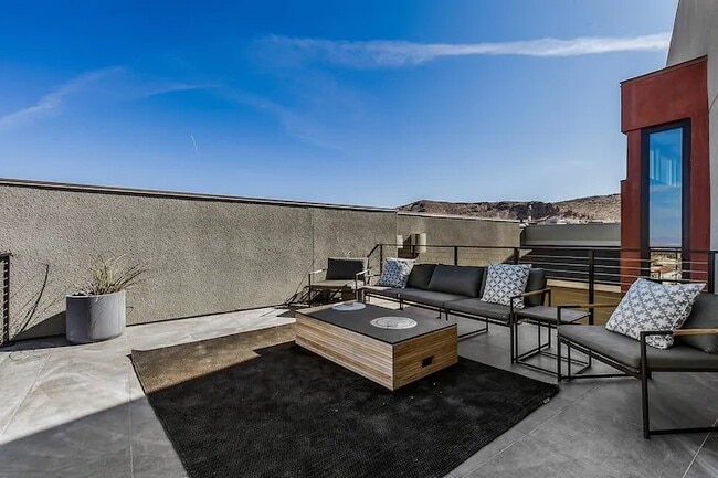 Building Photo - 2240 Sky Pointe Ridge Dr