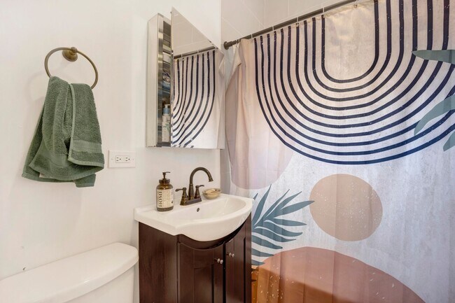 Building Photo - TONS OF LIGHT 2 BED IN BUCKTOWN! -- AVAILABLE 8/1!