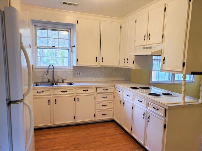 Building Photo - Charming Home With Great Yard