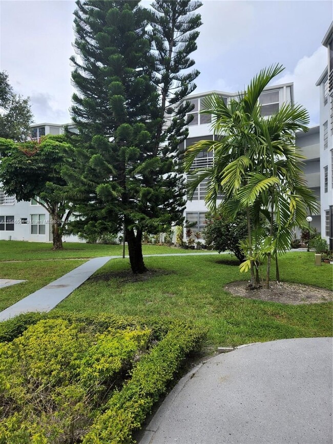 Building Photo - 1351 NE 191st St