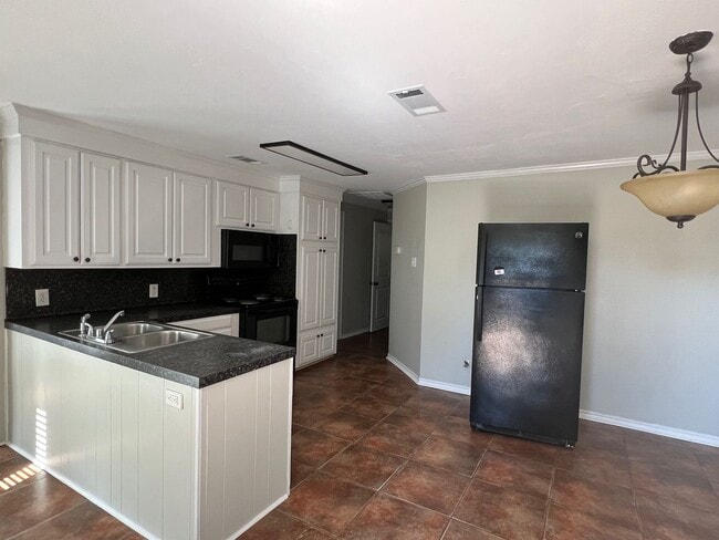 Building Photo - Newly Remodeled Home!