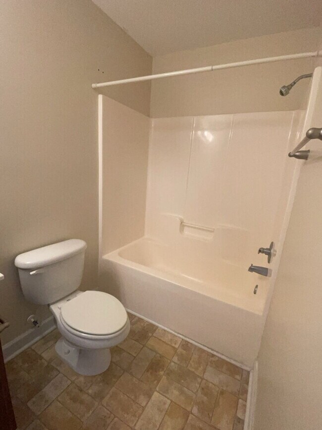 Building Photo - Charming 2 Bedroom Townhouse